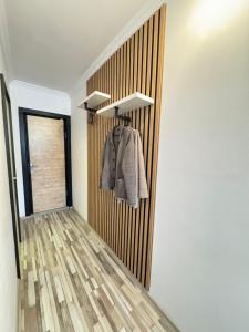 einen Flur mit einem Mantel an der Wand in der Unterkunft EVIS LTD apartments Gudauri in Gudauri