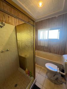 Ένα μπάνιο στο Queen Room Close to Station and Shops - PH3