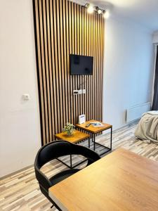 ein Wohnzimmer mit einem schwarzen Stuhl und einem Tisch in der Unterkunft EVIS LTD apartments Gudauri in Gudauri