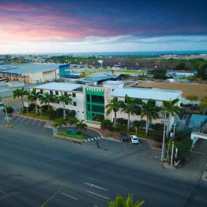 een luchtzicht op een stad met palmbomen en een gebouw bij Aquamarina Hotel in Manta