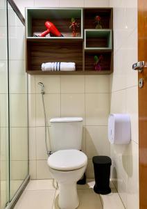 un bagno con wc e doccia in vetro di Flat JP Beira mar a João Pessoa