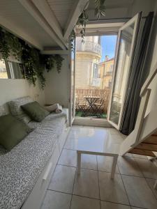 a living room with a couch and a table at Simplicité au Centre de Montpellier in Montpellier