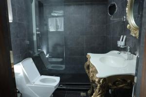 ナマンガンにあるShedevr Plazaのギャラリーの写真