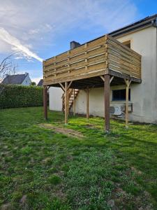 a wooden pavilion in the yard of a house at Maison familiale Pont Aven in Pont-Aven