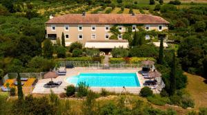 Bazén v ubytování Hotel Restaurant Le Gardon - Pont du Gard nebo v jeho okolí