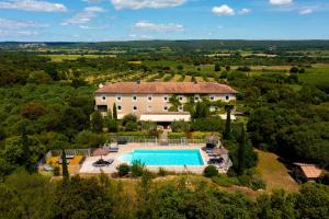 una vista aerea di una villa con piscina di Hotel Restaurant Le Gardon - Pont du Gard a Collias