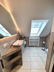 ein Badezimmer mit Waschbecken und Oberlicht in der Unterkunft Ferienwohnung Seestern in Fehmarn + 22 Fotos