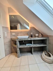 ein Badezimmer mit Waschbecken und Spiegel in der Unterkunft Ferienwohnung Seestern in Fehmarn