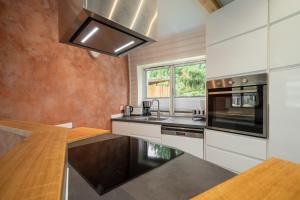 a kitchen with a sink and a stove at Kugelhaus Eos - Sonnengeküsstes Ferienhaus in organischer Bauweise am Seeufer in Penzlin +13 photos