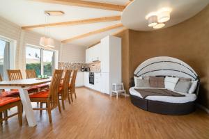 a bedroom with a bed and a table and chairs at Kugelhaus Solveig - Zeitloses Holzhaus in Kugelform für stille Momente in der Natur in Wustrow