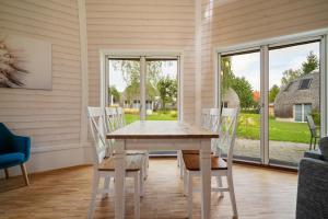 a dining room with a table and chairs at Kugelhaus Chiara - Helles Naturrefugium in Kugelform am Tollensesee in Wustrow