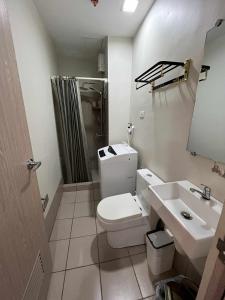 Koupelna v ubytování 2 bedroom modern unit