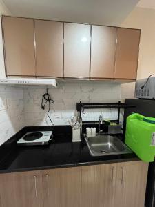 Kuchyň nebo kuchyňský kout v ubytování 2 bedroom modern unit