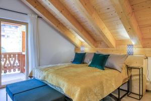 尚佩里Exceptional Penthouse Le Montagnier B62的木天花板的客房内的一张床位 更多15张照片