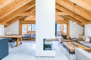 尚佩里Exceptional Penthouse Le Montagnier B62的带木质天花板和桌子的客厅