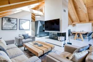 尚佩里Exceptional Penthouse Le Montagnier B62的带沙发和咖啡桌的客厅