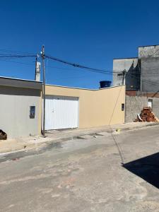 een lege straat voor een gebouw bij Casa de Praia in Camaçari