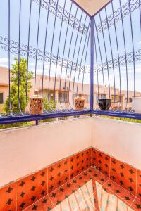 une vue depuis le balcon d'un immeuble dans l'établissement 2 chambres dans la ville rouge, à Douar Bellouk