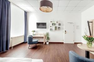 an office with a desk and a chair in a room at Pallas Hotels in Darmstadt