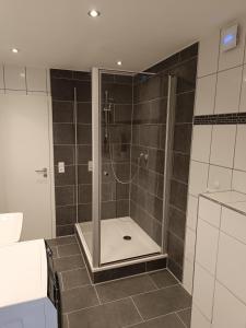 una doccia con una porta in vetro in un bagno di Unterkunft am Bahnhof Herrenberg a Herrenberg