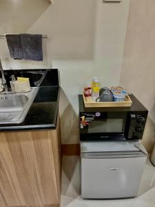 マニラにあるSoléa Suitesのキッチン(シンク、食器洗い機付きカウンター付)