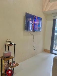 マニラにあるSoléa Suitesの壁掛けテレビ付きの部屋 +1枚の写真