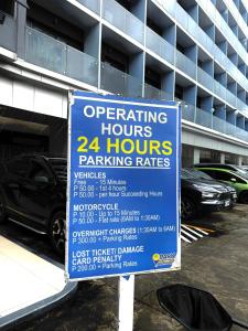 マニラにあるSoléa Suitesの駐車ガレージ前の駐車標識