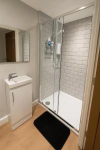 a bathroom with a shower with a sink and a toilet at Rentals Leicester 8 - Free St Parking in Leicester