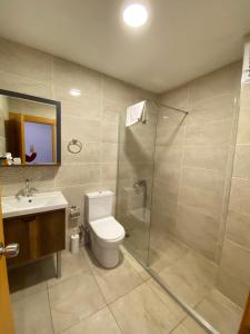 un bagno con doccia, WC e lavandino di Samsun Airport Resort Hotel a Samsun