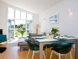 a living room with a table and a couch at Una Argentum 60 in Carbis Bay