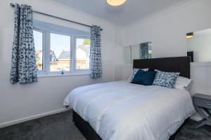 a bedroom with a bed and a window at Windsor Reach in Datchet