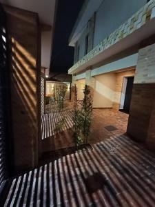 サン・ミゲウ・アルカンジョにあるApart Hotel da Serraの夜の建物前のベンチ