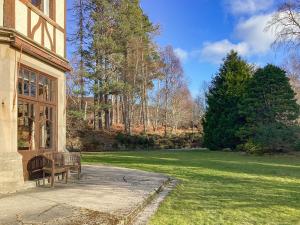 a bench sitting on the side of a house at The Cooks Apartmen - Uk48668 in Lairg