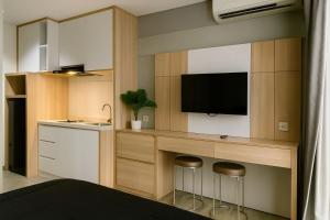 Η κουζίνα ή μικρή κουζίνα στο Apartement Cozy Bintaro Icon Emerald by alonelyroom