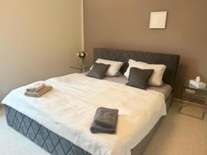 Un dormitorio con una cama grande con dos toallas encima. en LGH2-4 Schlafzimmer, voll ausgestattet, WLAN, Balkon, self-check-in, en Langenhagen