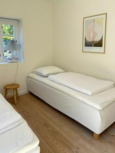 Postel nebo postele na pokoji v ubytování Idyllic House By Mossø + 6 fotografií