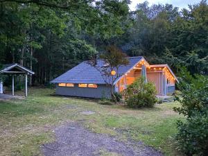 eine kleine Hütte in der Mitte eines Gartens in der Unterkunft Holiday Home Between Beach And Forest On Mors in Sillerslev
