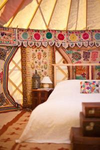 Ένα ή περισσότερα κρεβάτια σε δωμάτιο στο Festival Yurts Hay-on-Wye