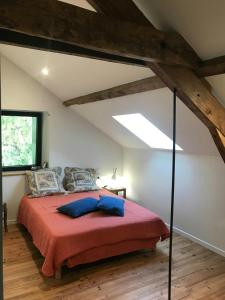 Ένα ή περισσότερα κρεβάτια σε δωμάτιο στο Peaceful And Authentic Barn In The Heart Of Cantal +23 φωτογραφίες