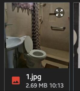 une salle de bain avec toilettes, lavabo et douche dans l'établissement Zya 3BR A-House, à Baguio