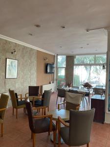 een restaurant met tafels en stoelen in een kamer bij Otel in Kumbağ