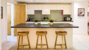 Η κουζίνα ή μικρή κουζίνα στο Liverpool Gem, Spacious 2BR Apt, Sleeps 8