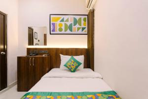 Postel nebo postele na pokoji v ubytování Treebo RKH Palace + 27 fotografií