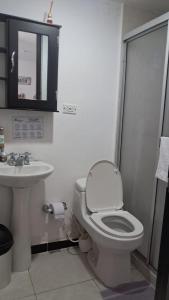 un baño con inodoro y lavabo en Rincón del café, en Montenegro