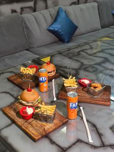 バクーにあるOlive Seaside Hotelの食べ物と飲み物のトレイ2つ付きテーブル