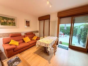 a living room with a couch and a table at CASADIMASHA appartamento con giardino e box in Vaprio dʼAdda