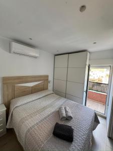 una camera da letto con un letto con due asciugamani sopra di Casita Playa Yolanda a Santa Pola