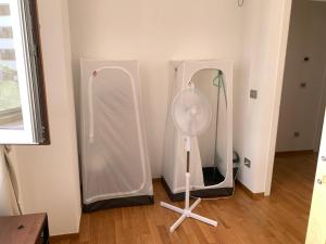 Una habitación con dos espejos y un ventilador. en movida beach, en Bari