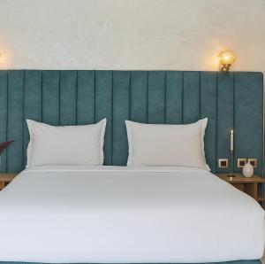 Postel nebo postele na pokoji v ubytování Maarif elite Suites