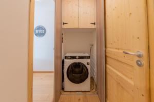 una lavadora y secadora en una habitación pequeña en 3 Sophie - B103, en Avoriaz
